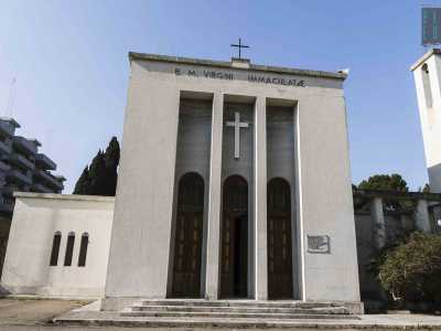Pieghiamo verso destra, sul lato del nosocomio adiacente via Pende e arriviamo davanti alla pregevole chiesetta dell'ospedale, dedicata alla Vergine Immacolata